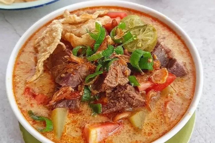 4. Soto Betawi: Kuah Gurih dengan Daging Sapi yang Empuk