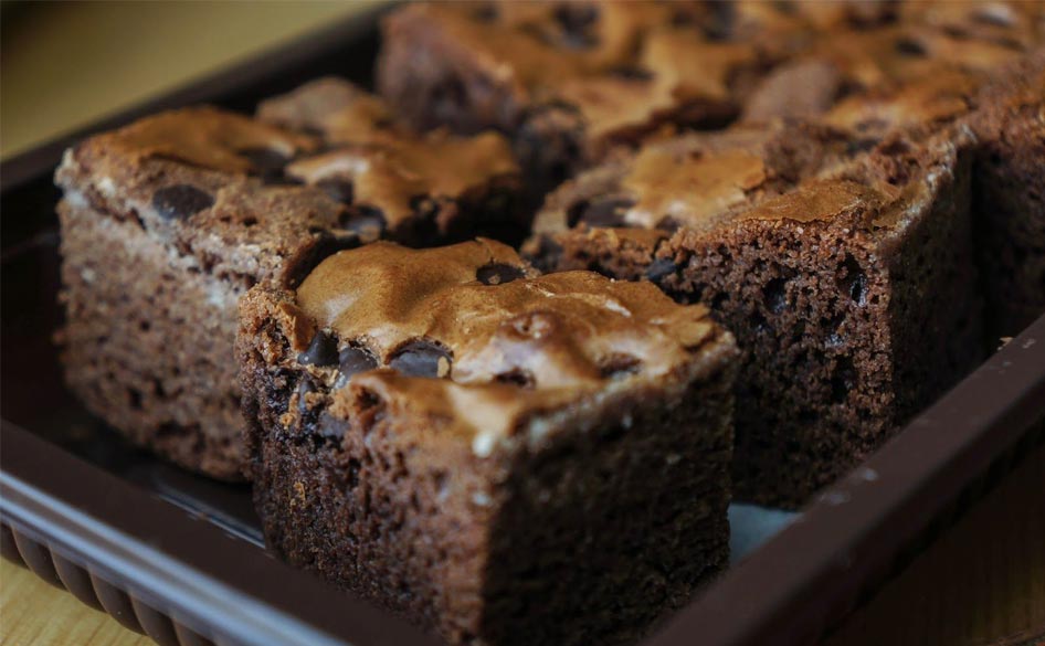 10. Brownies Panggang Bandung, Cita Rasa Khas dengan Taburan Almond.