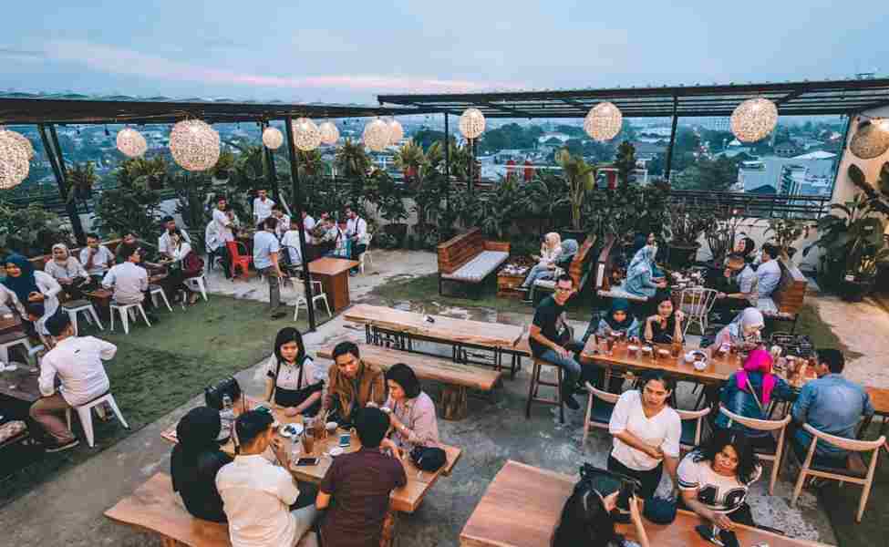 9. Ismud Park, Restoran dengan Pemandangan Hijau di Tengah Kota Medan